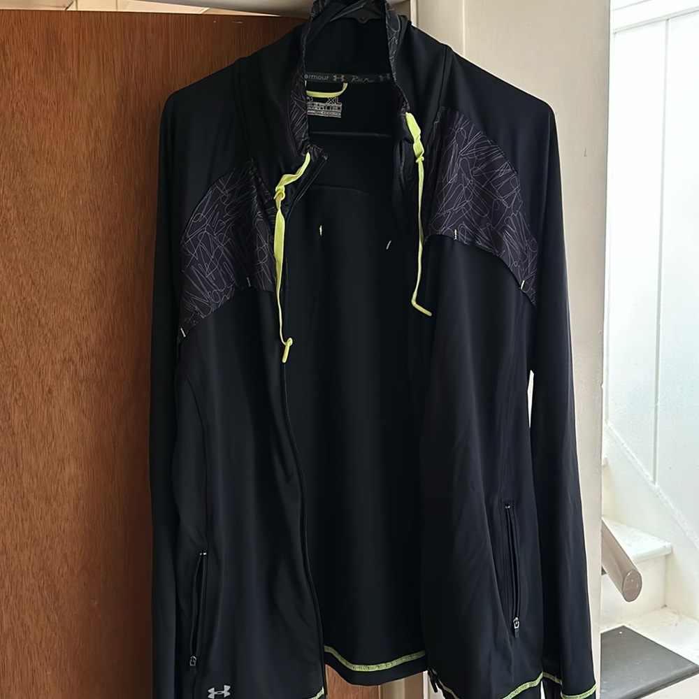 Under armour full zip jacket. Size xl.